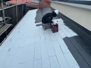 さいたま市見沼区にて屋根塗装の中塗り