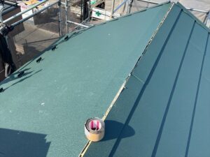 白岡市にて屋根カバー工事、新規屋根材の敷設完了