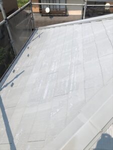 加須市にて屋根の下塗り後