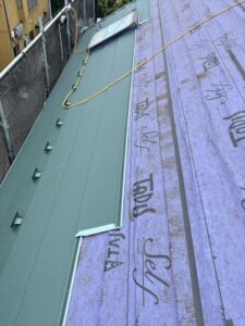 白岡市にて屋根カバー工事、新しい屋根材の敷設