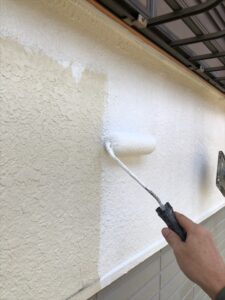 加須市にてサイディング外壁の下塗り