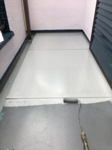 加須市にてベランダ床のトップコート塗布