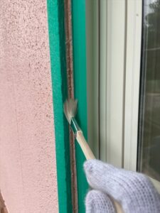 白岡市にて外壁サッシのプライマー塗布