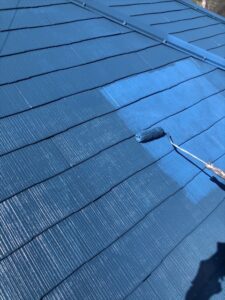 加須市にて屋根の上塗り