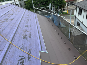 さいたま市岩槻区にて屋根材の設置