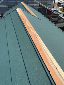 白岡市にて屋根カバー工事、新しい貫板の取り付け
