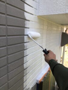 加須市にてモルタル外壁の下塗り