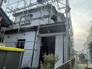 蓮田市にて屋根外壁塗装工事の足場組立