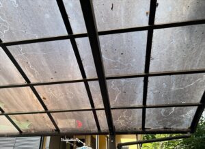 北本市にてカーポート屋根清掃前の写真