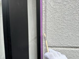 蓮田市にて外壁サッシまわりのコーキング増し打ち工事、プライマー塗布