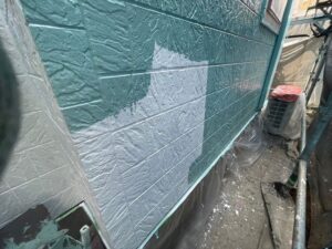 久喜市にて外壁の中塗り塗装