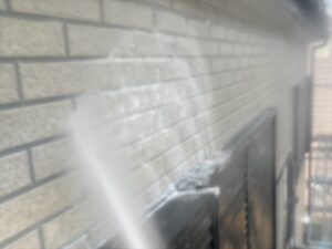 北本市にて外壁にバイオ洗浄剤を散布しているところ