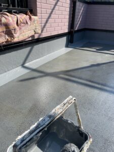 北本市にてベランダ床のトップコート塗布