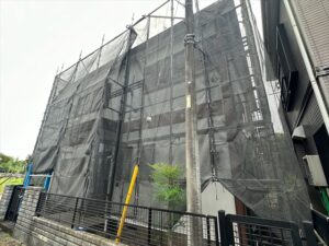 蓮田市にて塗装工事のための足場組立と養生ネットの取り付け
