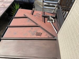 春日部市にて下屋根塗装、清掃とケレン作業