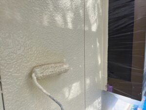 杉戸町にて外壁の上塗り作業中の写真