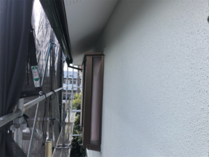 久喜市にて外壁の上塗り塗装ホワイト