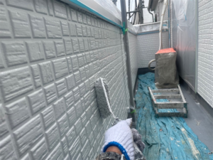 さいたま市にて外壁の上塗り塗装ホワイト