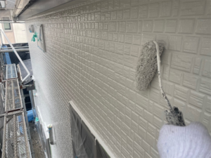 さいたま市にて外壁の中塗り塗装ホワイト