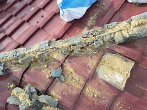 杉戸町にて瓦屋根の既存棟の解体、のし瓦の撤去