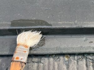 蓮田市にて棟板金止め釘にコーキング用のプライマーを塗布しているところ