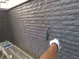 加須市にて外壁の上塗り塗装グレー