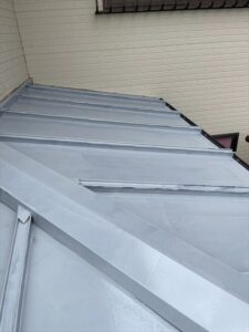 春日部市にて下屋根塗装の下塗り完了