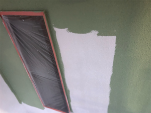 久喜市にて外壁の中塗り塗装グリーン