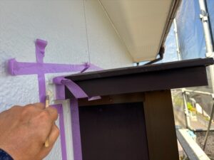 杉戸町にてサッシまわりにコーキング用のプライマー塗布しているところ