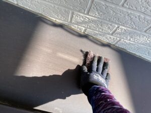 春日部市にて下屋根塗装の前にケレン作業をしているところ