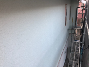 久喜市にて外壁の中塗り塗装ホワイト