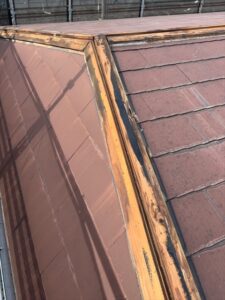 宮代町にて屋根カバー工事、貫板上の防水シートの取り外し
