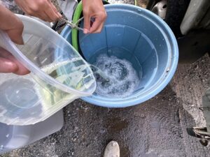 伊奈町にてバイオ洗浄剤を水に混ぜる作業