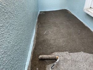 蓮田市にてベランダ床のプライマー塗布