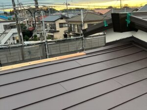 宮代町にて屋根カバー工事、新規棟板金の設置