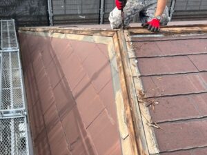 宮代町にて屋根カバー工事、既存貫板の取り外し