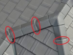 蓮田市にて屋根棟瓦の継手部分のコーキング劣化