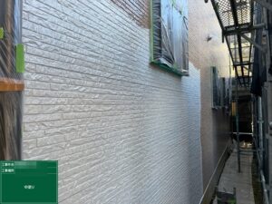 久喜市にて住宅外壁塗装の中塗り