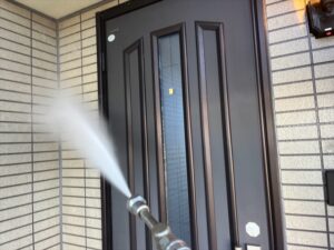 加須市にて玄関部のバイオ高圧洗浄