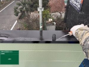 久喜市にて店舗屋根パラペット部の笠木塗装上塗り