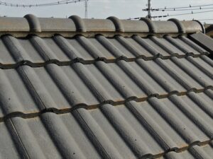 上尾市にて屋根塗膜の退色と苔の発生