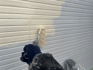鴻巣市にて外壁の中塗り塗装クリーム