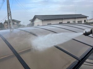加須市にてポリカ屋根のバイオ高圧洗浄