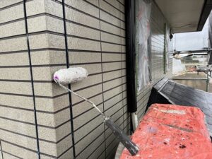 加須市にて外壁の下塗り