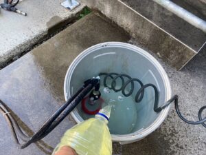 上尾市にて屋根外壁洗浄用のバイオ洗浄剤の準備