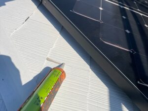 杉戸町にてスレート屋根のひび割れコーキング補修