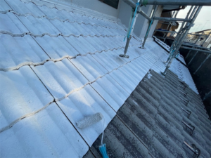 加須市にて屋根の下塗り塗装