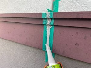 杉戸町にて外壁帯板継手部分のコーキング充填