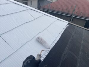上尾市にてスレート屋根の下塗り