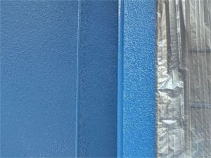 蓮田市にて外壁の中塗り塗装ブルー